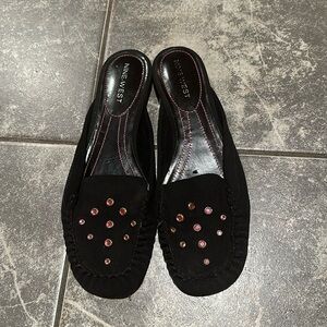 Nine West low profile black leather and pink rhinestone mules